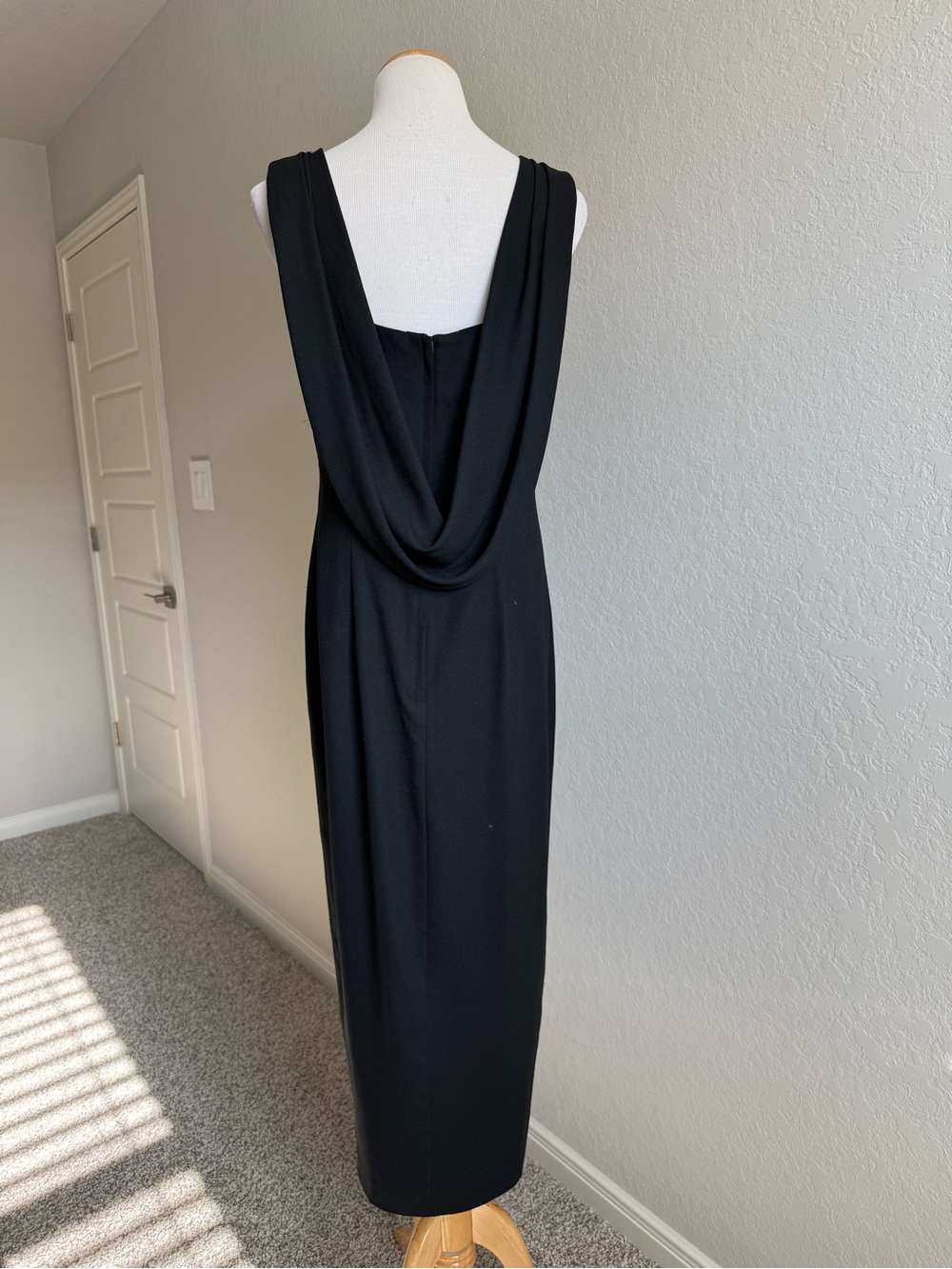 Elegant Black Draped-Back Cocktail Dress - Picture 4 of 9